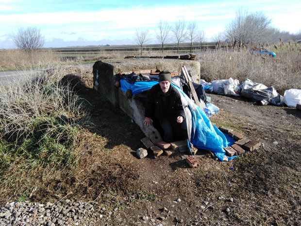 Не могу више овако, молим вас помозите ми: Драго 11 година живи без струје, воде и грејања, а дом му је - бункер ПОД ЗЕМЉОМ

